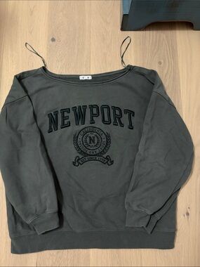 NEWPORT Womans Crewneck Sweatshirt in Olive